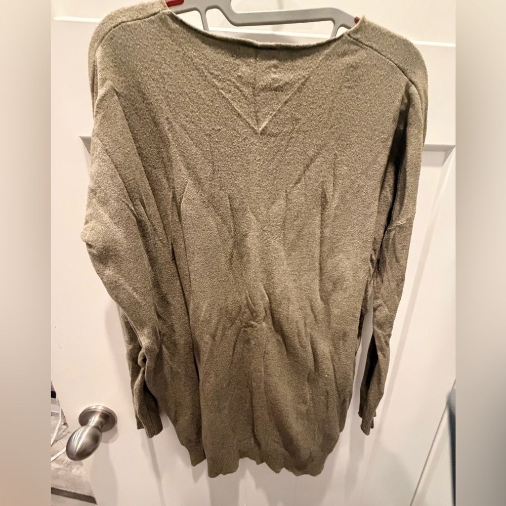 ivy & leo Olive Green V-Neck Lightweight Sweater S/M - Picture 2 of 7